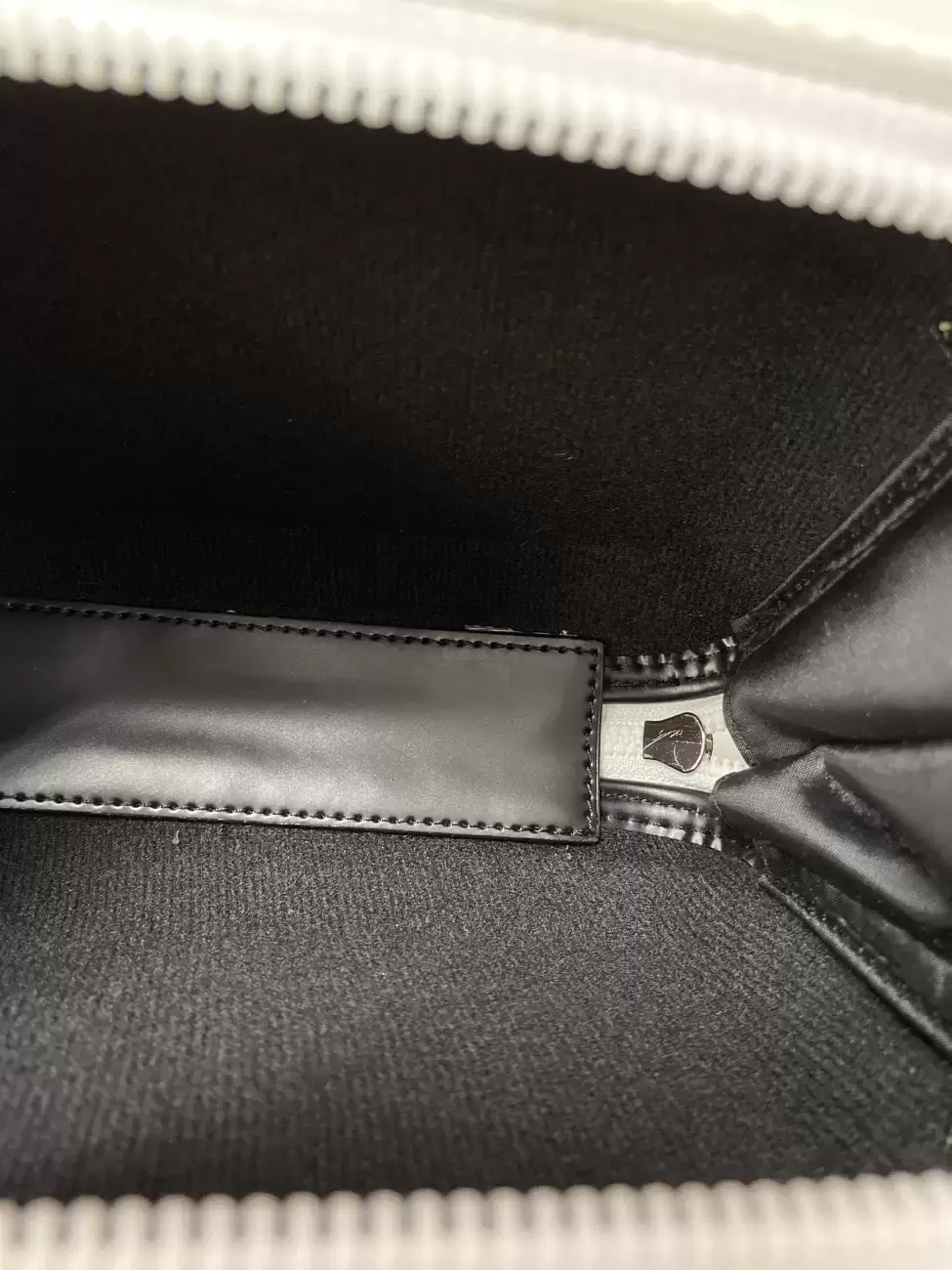 1059 - Nike Trunk Sling Bag White | Item Details - AG Lab | AfterMarket